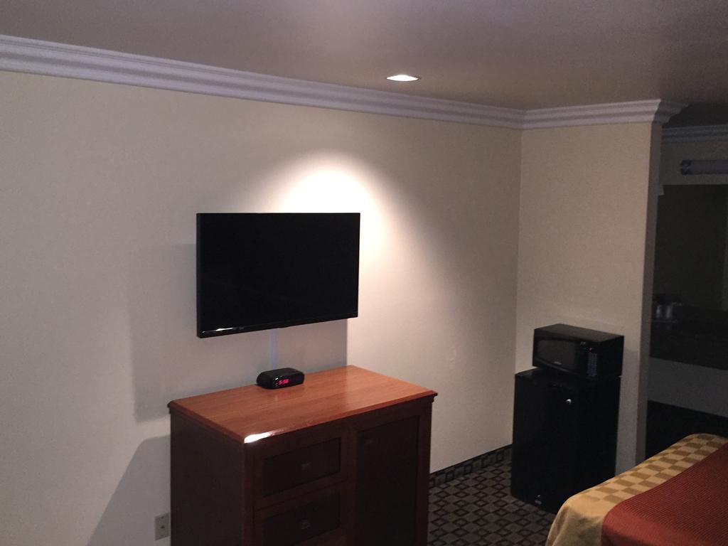 Ontario Inn & Suites Montclair Bilik gambar